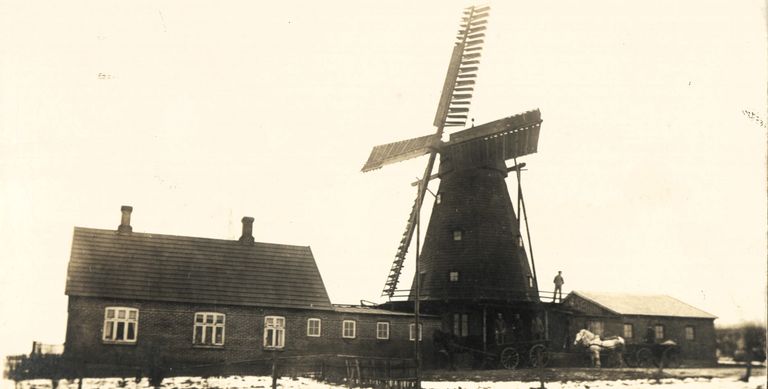 Stjær Mølle stuehus med hestevogne, ca. 1915-1920