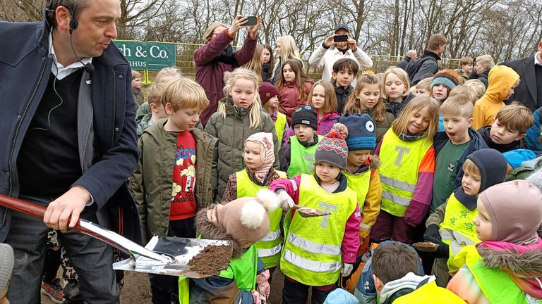 Borgmesteren i Skanderborg tager første spadestik til Stjær Børnehus